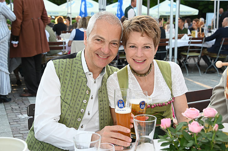 Hofbräu Chef Dr. Michael Möller mit Frau Irmgard  beim Kocherlball im Biergarten am Chinesischen Turm 20.07.2025 (©Foto: Ingrid Grossmann) 